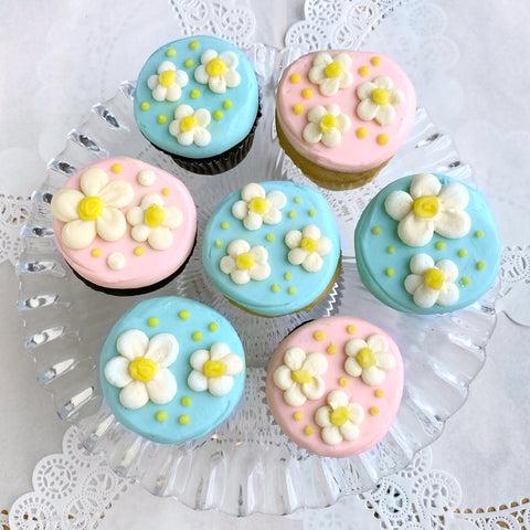 Mod Daisies- Decorated Cupcakes