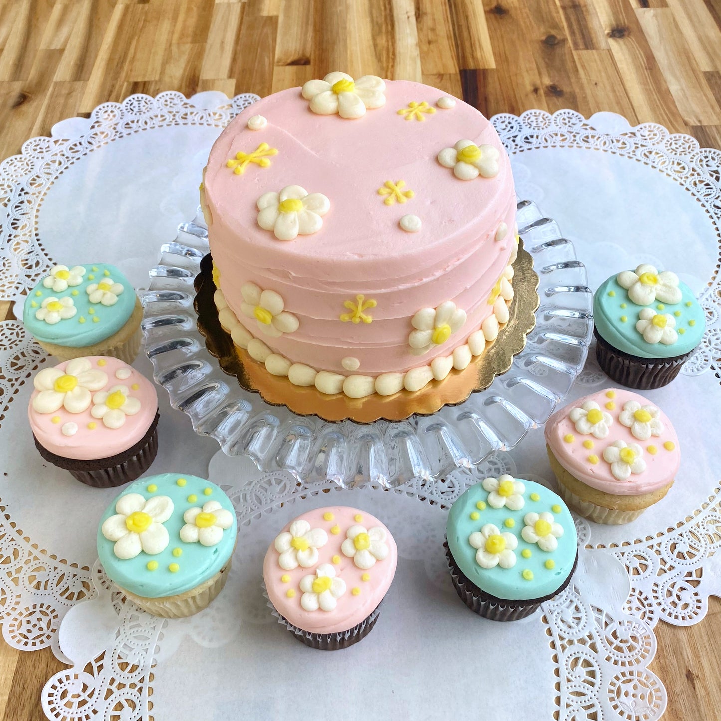 Mod Daisies- Decorated Cupcakes