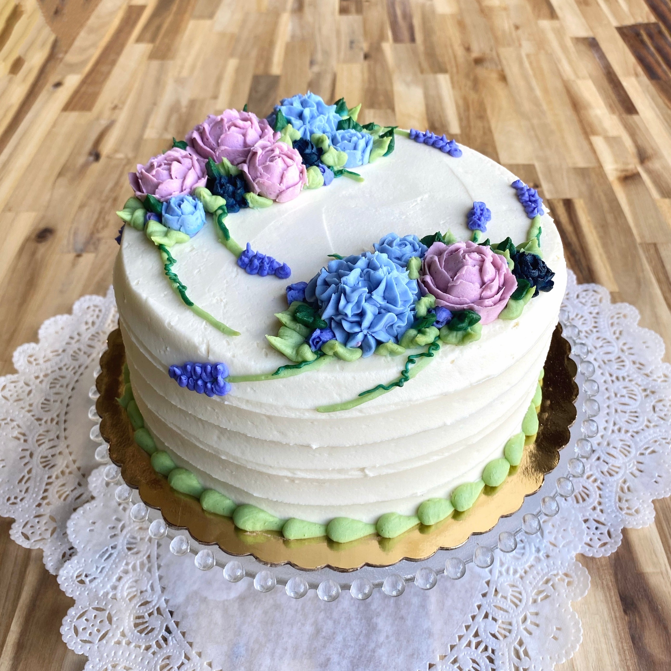 purple floral cake. | Pretty birthday cakes, Cake decorating classes, Learn  cake decorating